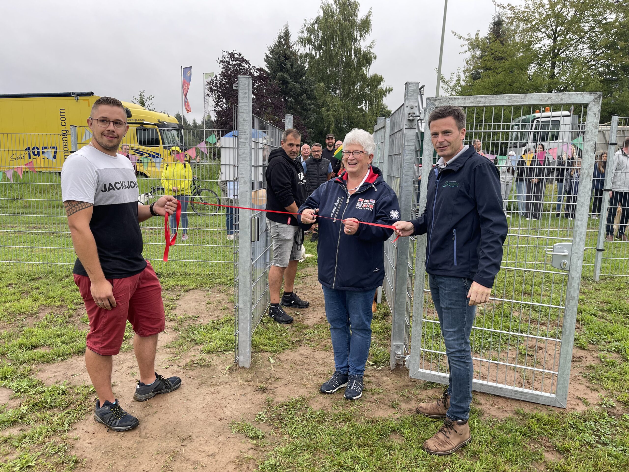 Hundespielwiese in Boffzen feierlich eröffnet