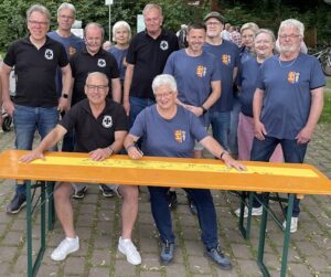 Ratsmitglieder sorgen für die Bewirtung der Veteranen und Bürger am Weserufer