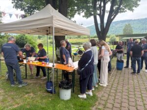 Ratsmitglieder sorgen für die Bewirtung der Veteranen und Bürger am Weserufer
