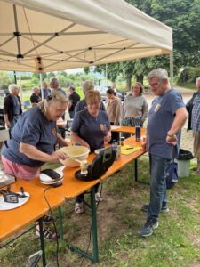 Ratsmitglieder sorgen für die Bewirtung der Veteranen und Bürger am Weserufer